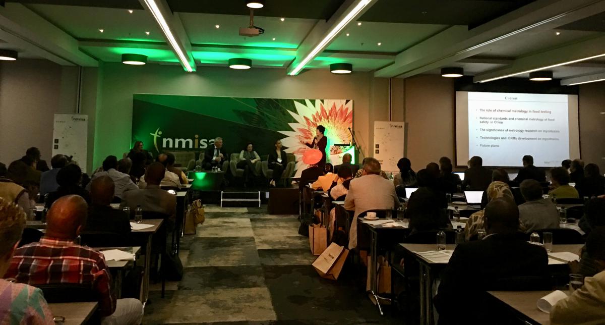 　　【中國儀表網(wǎng) 儀表會議】日前，由中國計量科學(xué)研究院(簡稱“中國計量院”)、南非國家計量院(NMISA)、國際計量局(BIPM)和國際原子能組織(IAEA)聯(lián)合主辦的 “非洲食品安全研討會”在南非比勒陀利亞成功舉行。來自非洲多國計量檢測機(jī)構(gòu)代表，相關(guān)國際組織、國家計量院、科研院所和政府監(jiān)管部門專家230余人齊聚一堂，共同圍繞“推進(jìn)非洲食品安全綜合體系建設(shè)”這一主題進(jìn)行了專題報告和交流研討