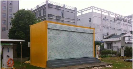 
	中國儲(chǔ)能網(wǎng)訊：示范運(yùn)營辦公樓的外墻空地上，一棟黃色集裝箱建筑亮眼的坐落著。這個(gè)由技術(shù)發(fā)展部牽頭、電動(dòng)汽車運(yùn)服公司大力協(xié)助的光伏儲(chǔ)能項(xiàng)目工程施工至今已將近2個(gè)半月，目前該項(xiàng)目經(jīng)過分秒必爭(zhēng)的努力，已于6月10日提前完成整體目標(biāo)