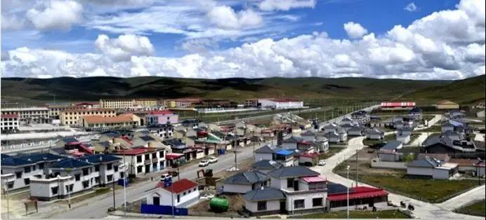 
	中國儲(chǔ)能網(wǎng)訊：6月20日，海拔4300米的青?，敹嗫h。21歲的藏族姑娘內(nèi)措起床后第一件事，便是將妹妹前一天不小心弄臟的外衣丟進(jìn)洗衣機(jī)