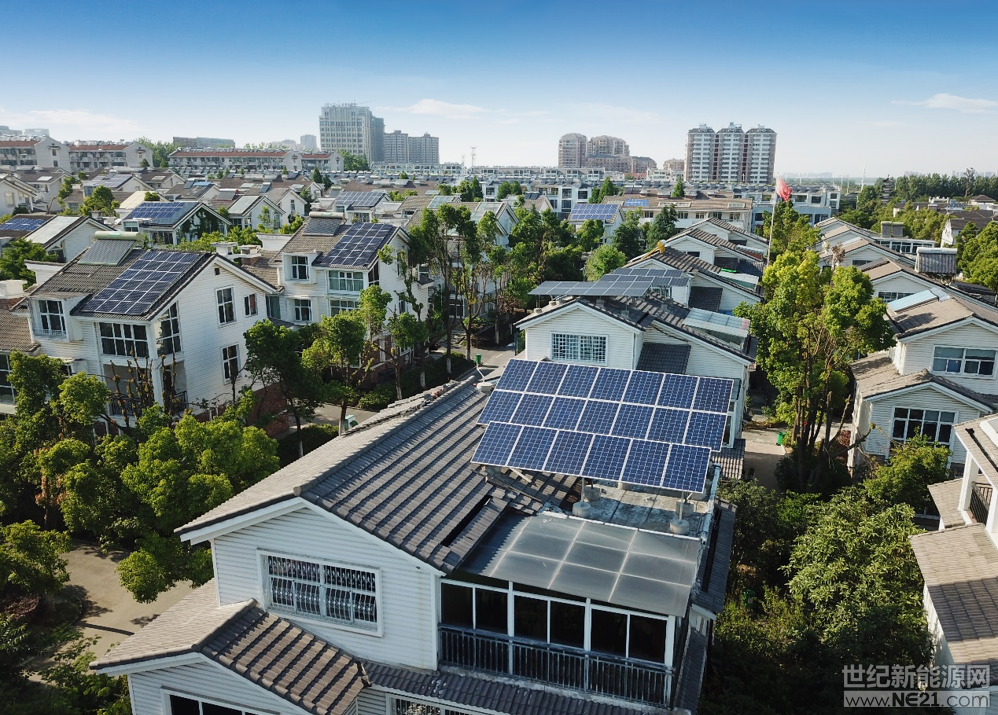 最近，合肥大蜀山腳下這座不走尋常路的別墅群，走紅朋友圈。



旅歐博士回鄉(xiāng)裝光伏

如上圖，一排排別墅屋頂上集體安裝了湛藍色的太陽能光伏板，刷新了大家對傳統(tǒng)別墅的認知：追求品質(zhì)生活的別墅業(yè)主們開始追逐起新潮的光伏電站了