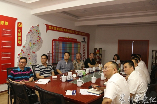 
　　農(nóng)村電氣化網(wǎng)訊：6月22日，貴州電網(wǎng)有限責(zé)任公司培訓(xùn)與評價中心黨委書記潘健一行對遵義務(wù)川供電局教育培訓(xùn)工作現(xiàn)場調(diào)研，擬計劃對該局84名初中及以下員工開展針對性培訓(xùn)，旨在全面提升員工業(yè)務(wù)技能。

　　據(jù)了解，該局現(xiàn)有在崗員工339人（其中：研究生1人，本科37人，大專102人，中專中技48人，高中64人，職高10，初中及以下84人），畢業(yè)于貴州電力職業(yè)技術(shù)學(xué)院員工35人