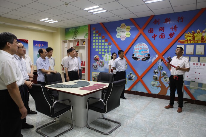 
　　農(nóng)村電氣化網(wǎng)訊：6月22日，河北省社會(huì)科學(xué)界聯(lián)合會(huì)常務(wù)副主席曹保剛在省、市、縣社科聯(lián)相關(guān)領(lǐng)導(dǎo)的陪同下，到國(guó)網(wǎng)趙縣供電公司視察社會(huì)科學(xué)普及活動(dòng)。了解了該公司社會(huì)科學(xué)普及開(kāi)展情況，視察了社科普及陣地、職工創(chuàng)新工作室和廉潔教育基地、廉潔文化長(zhǎng)廊以及企業(yè)文化陣地