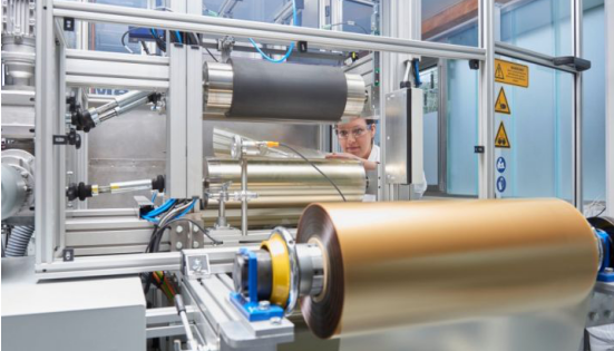 
	中國儲(chǔ)能網(wǎng)訊：西門子公司日前已經(jīng)開通了一個(gè)新的設(shè)施，用于研究將電力轉(zhuǎn)化為氫氣，然后再轉(zhuǎn)化為氨氣，并將其儲(chǔ)存的能量再轉(zhuǎn)換成電力。



	 


	在需要大規(guī)模儲(chǔ)能的地方，氨氣可以發(fā)揮重要作用 


	德國工業(yè)巨頭西門子公司正在研究使用氨氣作為儲(chǔ)存和運(yùn)輸氫氣的方法，并應(yīng)用在可再生能源的能源系統(tǒng)中