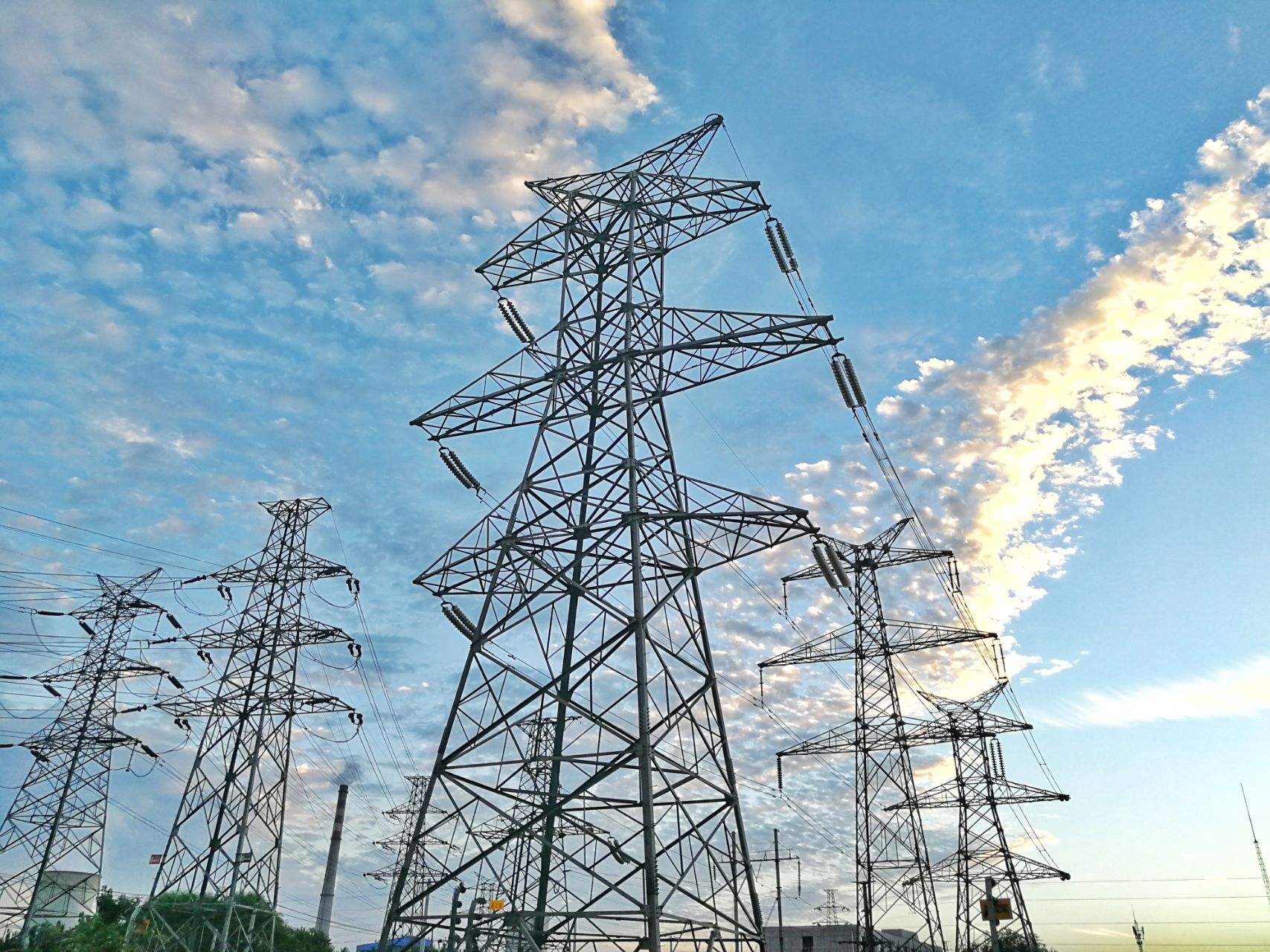       6月27日，記者從國(guó)網(wǎng)江蘇省電力有限公司召開的江蘇電網(wǎng)2018年迎峰度夏新聞發(fā)布會(huì)上獲悉，預(yù)計(jì)今夏江蘇電網(wǎng)最高調(diào)度用電負(fù)荷同比增長(zhǎng)近10%，達(dá)到11200萬(wàn)千瓦，連續(xù)第二年破億，同時(shí)最高負(fù)荷增量或超過(guò)1000萬(wàn)千瓦，增量相當(dāng)于南京市的用電負(fù)荷。高峰時(shí)段，電力供應(yīng)將存在一定缺口