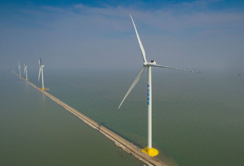 　　6月27日9時(shí)，由中國(guó)電建集團(tuán)所屬新能源公司投資,北京院、上海院、天津港航聯(lián)營(yíng)體設(shè)計(jì)、施工的天津南港海上風(fēng)電項(xiàng)目按期并網(wǎng)發(fā)電。

　　天津南港海上風(fēng)電場(chǎng)一期工程是天津市“十三五”重點(diǎn)項(xiàng)目，首批安裝18臺(tái)單機(jī)容量5MW的風(fēng)電機(jī)組，裝機(jī)容量90MW，風(fēng)電場(chǎng)內(nèi)新建1座110kV升壓站，輸電線路接入南港工業(yè)區(qū)內(nèi)騰飛路電站，最終在京津冀魯電網(wǎng)進(jìn)行消納