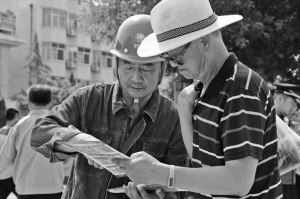 
　　甘肅平?jīng)龉╇姽締T工為客戶講解網(wǎng)上交費(fèi)等功能。 國(guó)網(wǎng)甘肅電力供圖

　　甘肅是絲綢之路上連接中亞、西亞的天然走廊、黃金通道，隨著“一帶一路”倡議的提出，甘肅迎來發(fā)展的新機(jī)遇