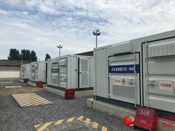 
	中國儲(chǔ)能網(wǎng)訊：6月21日，第一個(gè)儲(chǔ)能電站——鎮(zhèn)江丹陽建山儲(chǔ)能電站正式并網(wǎng)運(yùn)行


	



	通過這些蓄電池艙，可在晚間用電低谷時(shí)進(jìn)行儲(chǔ)能，再在用電高峰時(shí)段釋放


	


	人民網(wǎng)南京6月27日電 （記者朱殿平）昨天上午，南京市氣象臺(tái)發(fā)布了入夏后首個(gè)高溫黃色預(yù)警。與氣溫一起攀升的，還有用電負(fù)荷