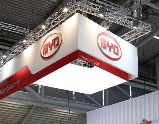 
	中國儲(chǔ)能網(wǎng)訊：據(jù)報(bào)道，新能源領(lǐng)軍企業(yè)比亞迪攜兩款新能源存儲(chǔ)產(chǎn)品：商用儲(chǔ)能產(chǎn)品——模塊化戶外儲(chǔ)能系統(tǒng)(Modular Outdoor ESS)及家庭儲(chǔ)能產(chǎn)品Mini ES系列亮相德國慕尼黑國際太陽能技術(shù)博覽會(huì)(Intersolar Europe 2018)。


	



	比亞迪電動(dòng)客車和云軌的新聞時(shí)有傳出，但太陽能項(xiàng)目的相關(guān)新聞只是偶爾流出