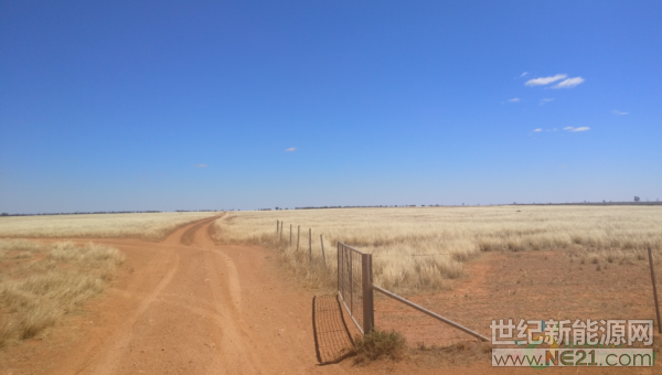 Solar River光伏項(xiàng)目位于澳大利亞阿德萊德東北約150公處，是澳大利亞最雄心勃勃的大型太陽(yáng)能和儲(chǔ)能項(xiàng)目之一，由前天達(dá)銀行家Jason May和律師Richard Winter開(kāi)發(fā)。



Solar Rive項(xiàng)目開(kāi)發(fā)公司以南澳大利亞大學(xué)的ThincLab加速器為基礎(chǔ)