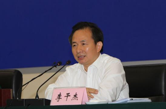 　　2018年6月8日上午，生態(tài)環(huán)境部召開2018—2019年打贏藍(lán)天保衛(wèi)戰(zhàn)重點(diǎn)區(qū)域強(qiáng)化督查啟動(dòng)視頻會(huì)。部黨組書記、部長(zhǎng)李干杰出席會(huì)議并講話