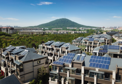 近日，三大電信運營商分別宣布將在7月1日起取消國內(nèi)手機流量漫游費，這預(yù)示著詬病多年的流量“漫游”從此作古。盼星星盼月亮，終于等來流量漫游時代終結(jié)的一刻，那么占據(jù)家庭固定費用支出的電費，啥時候也能迎來0時代呢？其實夢想早已照進了現(xiàn)實，電費“終結(jié)者”已經(jīng)出現(xiàn)，它就是以多發(fā)電為核心優(yōu)勢的陽光家庭光伏