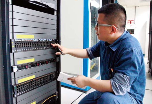 　　運(yùn)行中央集控室是珞璜電廠最繁忙的地方。在這里，每秒鐘都有數(shù)據(jù)從遍布全廠的 30多萬個(gè)實(shí)時(shí)監(jiān)控測(cè)點(diǎn)傳輸過來