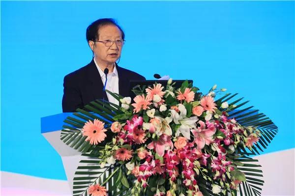 
	中國儲能網(wǎng)訊：6月27日，中國電動汽車百人會理事長陳清泰在中國(青海)鋰產業(yè)與動力電池國際高峰論壇上表示，動力電池全球化競爭日益激烈，中國企業(yè)將逐步由國內市場向國際市場擴展，日韓企業(yè)也將進一步向中國市場發(fā)力，中國將成為動力電池競爭的主戰(zhàn)場，歐美國家企業(yè)雖然在本輪競爭中失去了位置，但是他們已經在為下一階段的競爭做布局，是潛在的強大競爭者。



	


	▲中國電動汽車百人會理事長陳清泰



	他認為，國內動力電池企業(yè)單兵獨進這并不現(xiàn)實，電池企業(yè)應該提升對產業(yè)鏈的整合能力，通過戰(zhàn)略合作、聯(lián)盟合作和合資