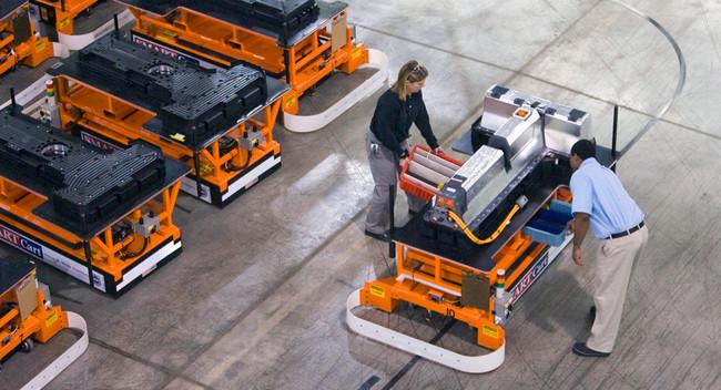 
	中國儲能網(wǎng)：《日本經濟新聞》6月28日報道稱，比亞迪(BYD)6月27日宣布，在青海省西寧市啟動了車載鋰離子電池新工廠。該公司向包括鋰原料在內的電池領域投入190億元，到2020年將車載電池的年產能提高至目前的近4倍