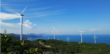  　　中廣核新能源受托管理的上川島風(fēng)電場(chǎng)是中國(guó)廣核集團(tuán)在華南地區(qū)投資建設(shè)的第一個(gè)風(fēng)電項(xiàng)目，總建設(shè)容量8.5萬千瓦，分兩期建設(shè)，共計(jì)安裝100臺(tái)丹麥VESTAS廠家生產(chǎn)的V52型風(fēng)機(jī)，于2010年9月9日全容量并網(wǎng)發(fā)電。

據(jù)測(cè)算，上川島風(fēng)場(chǎng)每年將向南方電網(wǎng)輸送2億千瓦時(shí)的清潔電能，每年可減少二氧化碳排放13.75萬噸，對(duì)改善江門地區(qū)特別是臺(tái)山市能源結(jié)構(gòu)，促進(jìn)節(jié)能減排，提高電力保障水平，保護(hù)生態(tài)環(huán)境和推動(dòng)經(jīng)濟(jì)可持續(xù)發(fā)展具有重大意義