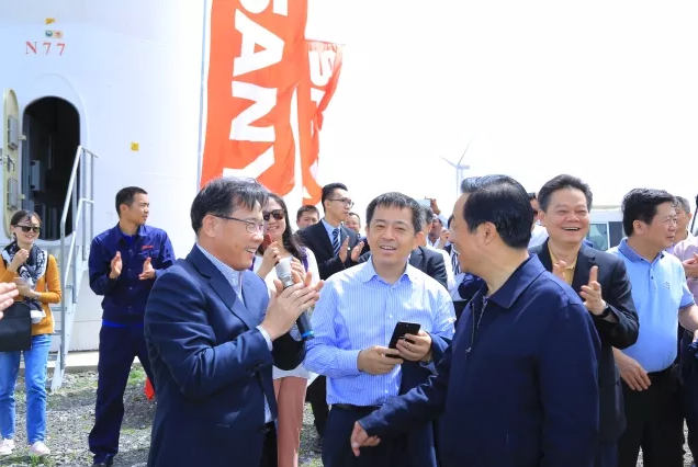                        6月23日，湖南省委副書記、省長(zhǎng)許達(dá)哲率湖南代表團(tuán)訪問埃塞俄比亞，并出席了一系列湘埃交流對(duì)接活動(dòng)。訪問期間，許達(dá)哲考察了安裝102臺(tái)三一風(fēng)機(jī)的阿達(dá)瑪風(fēng)場(chǎng)，見證了三一與埃塞俄比亞建筑集團(tuán)簽約