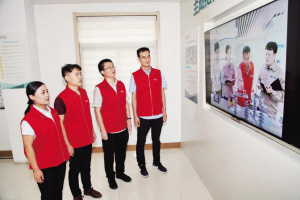 
　　山東棗莊共產(chǎn)黨員服務(wù)隊(duì)隊(duì)員收看報(bào)告會(huì)。 孟祥恒 攝

　　浙江寧波市鄞州區(qū)供電公司客戶服務(wù)室觀看報(bào)告會(huì)