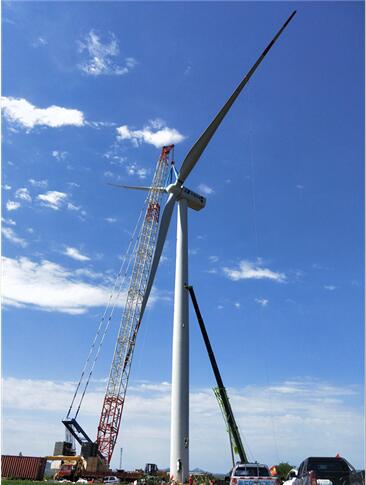                                         
	　　6月28日上午，上海電氣萊州薛家風(fēng)電項(xiàng)目首臺(tái)風(fēng)機(jī)吊裝成功。

	

	　　華電萊州薛家項(xiàng)目將安裝25臺(tái)上海電氣2MW風(fēng)電機(jī)組