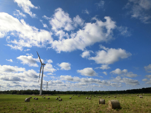 　　自2009年以來，龍源電力積極響應(yīng)黨中央、國務(wù)院和集團公司“走出去”戰(zhàn)略號召，并緊抓“一帶一路”倡議帶來的新機遇，超前謀篇布局，走出去開拓海外新能源市場，參與全球資源配置，通過充分發(fā)揮自身比較優(yōu)勢的管控模式，取得一個又一個可喜成績。2011年7月，龍源電力成功收購加拿大安大略省9.91萬千瓦風(fēng)電項目，2014年11月項目正式投產(chǎn)發(fā)電，這是中國發(fā)電企業(yè)在海外自主開發(fā)、自主建設(shè)、自主運營的首個風(fēng)電項目