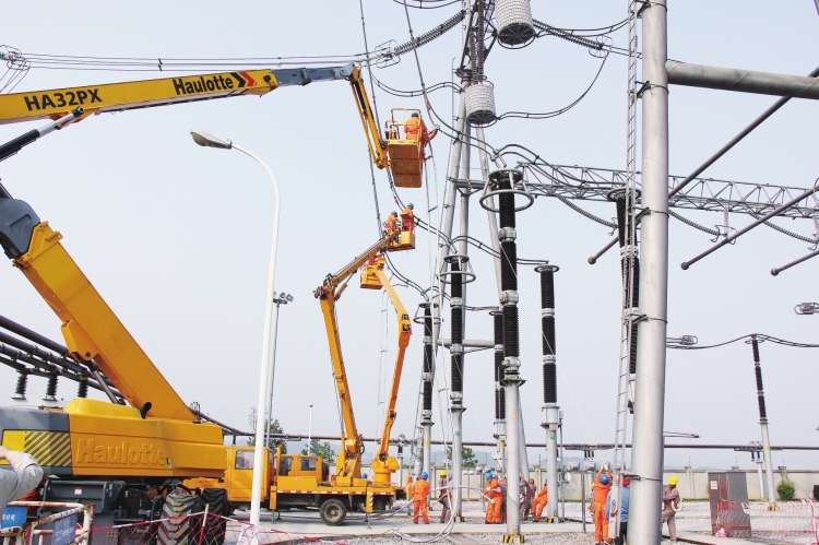 
　　精益化的技術(shù)創(chuàng)新管理是貴陽供電局管理變電站樞紐的核心手段?！∪f偉 攝

　　貴陽供電局藍(lán)天創(chuàng)新工作室成員正在對(duì)設(shè)計(jì)的電子標(biāo)簽進(jìn)行測(cè)試