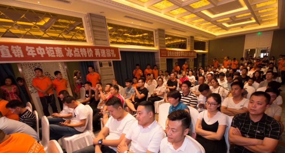  今年「630」如期而至，全國光伏人都在黯然神傷地唱「涼涼」，陽光家庭光伏卻逆勢而起、率先發(fā)力，以3場活動爆簽4000千瓦的驕人戰(zhàn)績，為行業(yè)注入新的發(fā)展信心、動力和希望，率先帶動戶用光伏步入平價上網(wǎng)時代。

火熱盛夏，「炎值」高漲，陽光家庭光伏工廠直銷會在各地爆啟戶用光伏質(zhì)惠狂歡盛宴