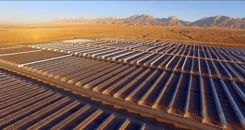 
	中國儲能網(wǎng)訊：2018年6月30日晚間，國內(nèi)首個大型商業(yè)化槽式光熱電站——中廣核新能源德令哈50兆瓦光熱項目一次帶電并網(wǎng)成功，成功填補了我國大規(guī)模槽式光熱發(fā)電技術的空白，使我國正式成為世界上第8個擁有大規(guī)模光熱電站的國家。


	



	中廣核德令哈光熱項目位于青海省德令哈市的戈壁灘上，項目所在地距德令哈市7公里，海拔3000米，常年干旱少雨，氣候干燥寒冷