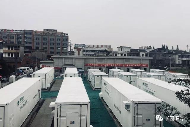 
	中國儲能網(wǎng)訊：6月30日，江蘇鎮(zhèn)江長旺儲能站（8MW/16MWh）成功并網(wǎng)，告捷630！獻禮“七一”！是迄今為止網(wǎng)內(nèi)已并網(wǎng)的最大儲能電站。


	



	鎮(zhèn)江長旺儲能電站選址在原已退役的35kV長旺變電站內(nèi)，項目建設規(guī)模為8MW/16MWh,采用磷酸鐵鋰電池，通過1回10kV線路接入110kV長旺變10kV側(cè)