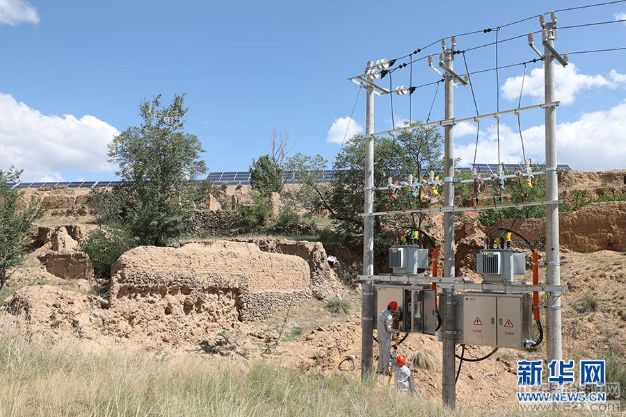  6月28日，冀北懷安縣供電公司對懷安縣柴溝堡鎮(zhèn)興隆窯村光伏扶貧電站進行并網(wǎng)前的最終調(diào)試。近年來，河北省懷安縣扎實推進村級光伏扶貧電站項目建設(shè)，2018年該縣村級光伏扶貧電站裝機容量達28.5兆瓦