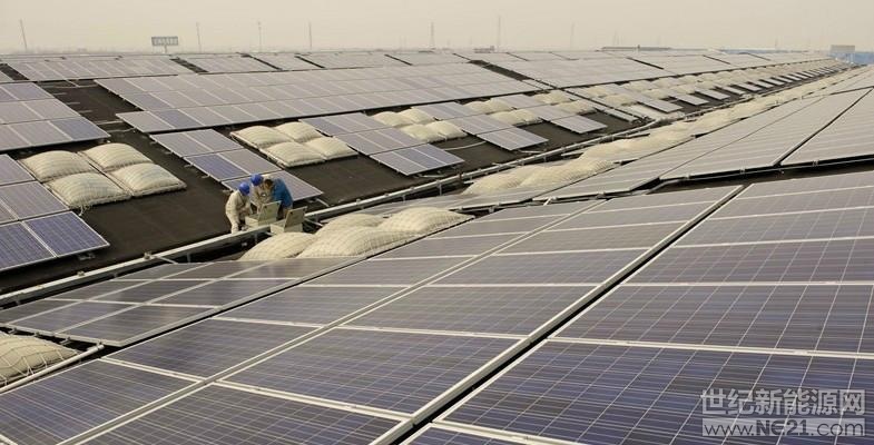 安裝光伏電站更加經(jīng)濟，如今很多家庭也都紛紛安裝上了光伏電站，而光伏電站的安裝面積也是有一定的講究的，如何根據(jù)屋頂類型及條件確定光伏安裝面積呢?下面跟小編一起來了解吧。
 

 
　　如何根據(jù)屋頂類型及條件確定光伏安裝面積


　　如今建設(shè)光伏電站成為一種熱潮，它不僅能夠通過家庭養(yǎng)老、理財投資等形式為用戶帶來收益，更能用充足的電量解決家庭基本用電問題