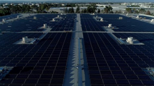 
	中國(guó)儲(chǔ)能網(wǎng)訊：本田公司在美國(guó)的分公司將繼續(xù)為其加利福尼亞設(shè)施大力推廣分布式能源，最近在加利福尼亞州奇諾（Chino）的配件分銷中心完成了直流微電網(wǎng)的建設(shè)和部署，并在其位于托蘭斯（Torrance）園區(qū)內(nèi)建設(shè)了一個(gè)容量為2兆瓦太陽(yáng)能發(fā)電廠。


	據(jù)本田公司介紹，就電氣負(fù)載和建設(shè)空間而言，所建設(shè)的奇諾微電網(wǎng)項(xiàng)目是北美地區(qū)最大商業(yè)規(guī)模直流微電網(wǎng)