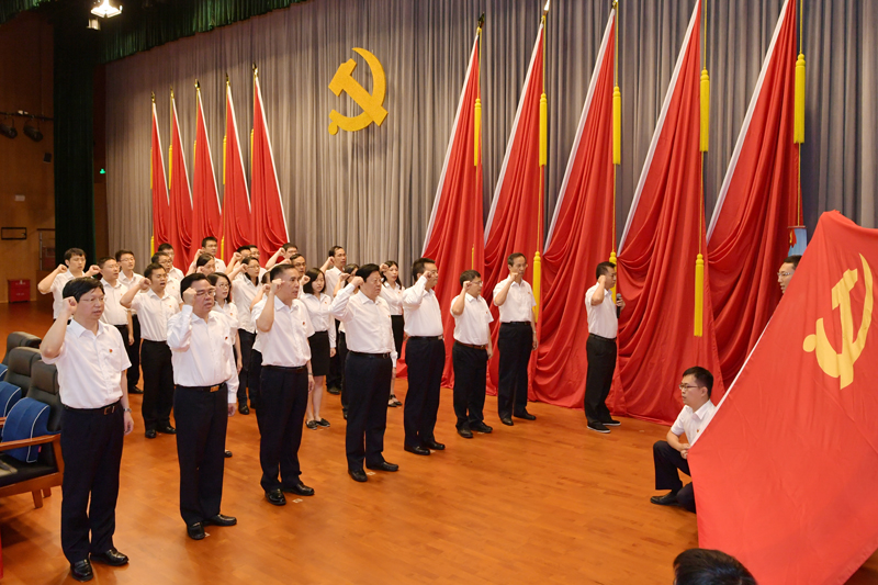 ?
　　6月29日，南方電網(wǎng)公司黨組書記、董事長(zhǎng)李慶奎，黨組副書記、總經(jīng)理曹志安等領(lǐng)導(dǎo)帶領(lǐng)公司全體黨員重溫入黨誓詞。

　　6月29日，南方電網(wǎng)公司黨組書記、董事長(zhǎng)李慶奎，黨組副書記、總經(jīng)理曹志安等領(lǐng)導(dǎo)為優(yōu)秀共產(chǎn)黨員代表頒獎(jiǎng)