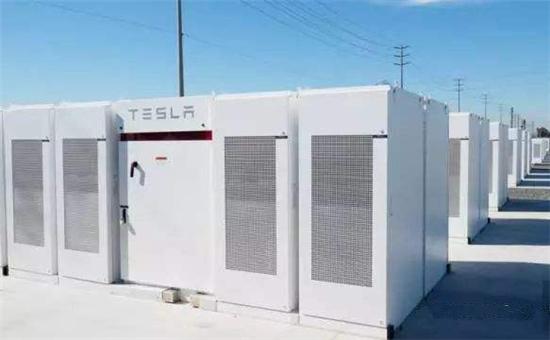 
	中國(guó)儲(chǔ)能網(wǎng)訊：美國(guó)加利福尼亞州一家公用事業(yè)公司尋求批準(zhǔn)建造全球最大蓄電池，加入越來(lái)越多投資于電力存儲(chǔ)的電力公司行列。PG&E Corp旗下的Pacific Gas & Electric Co.上周五在給監(jiān)管部門提交的文件中詳述了四個(gè)總儲(chǔ)量近570兆瓦的電力存儲(chǔ)項(xiàng)目，包括在一個(gè)由Vistra Energy Corp.旗下的天然氣發(fā)電廠安裝一個(gè)300兆瓦蓄電池