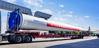                                         
	　　6月27日，東方電氣風(fēng)電有限公司（簡稱東方風(fēng)電）在天津基地舉行埃塞俄比亞阿伊薩II期項(xiàng)目發(fā)運(yùn)儀式，由東方風(fēng)電提供的DF103-2500型直驅(qū)風(fēng)力發(fā)電機(jī)組以及配套的DEW-B505A-2500型葉片穿著DEC的盛裝，即將出發(fā)前往埃塞俄比亞，執(zhí)行清潔能源輸送使命。

	

	　　在國家 “一帶一路”倡議下，作為“兩優(yōu)”貸款項(xiàng)目，阿伊薩II期風(fēng)電EPC總包項(xiàng)目最終落地，東方國際