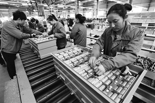 
	中國(guó)儲(chǔ)能網(wǎng)訊：沃特瑪?shù)馁Y金鏈相對(duì)來(lái)說(shuō)非常緊張，它現(xiàn)在依賴的就是外部資金的驅(qū)動(dòng)，需要不斷開拓外部的投資機(jī)構(gòu)包括開發(fā)銀行等融資渠道的資金。



	新能源產(chǎn)業(yè)發(fā)展正為動(dòng)力電池企業(yè)帶來(lái)政策和市場(chǎng)紅利，一度，寧德時(shí)代、比亞迪、沃特瑪都是業(yè)績(jī)推崇的代表企業(yè)