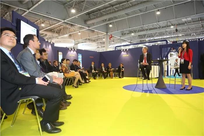 　　【中國(guó)儀表網(wǎng) 儀表研發(fā)】當(dāng)?shù)貢r(shí)間6月26日上午，中國(guó)廣核集團(tuán)(簡(jiǎn)稱(chēng)“中廣核”)下屬北京廣利核系統(tǒng)工程有限公司(簡(jiǎn)稱(chēng)“廣利核公司”)與英國(guó)羅爾斯·羅伊斯公司在法國(guó)巴黎舉辦的世界核工業(yè)展覽會(huì)上簽署合作協(xié)議，雙方將整合各自尖端數(shù)字和模擬技術(shù)，探討新技術(shù)開(kāi)發(fā)，推出新一代核級(jí)DCS平臺(tái)，擬在中國(guó)及海外相關(guān)項(xiàng)目中融合雙方儀控技術(shù)和經(jīng)驗(yàn)，為全球核能市場(chǎng)提供能夠進(jìn)一步提升客戶(hù)體驗(yàn)和價(jià)值的核級(jí)儀控系統(tǒng)解決方案。  (展會(huì)期間的和睦系統(tǒng)專(zhuān)場(chǎng)