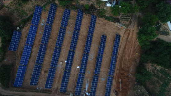 武鄉(xiāng)縣位于太行山西麓，山西省東南部，長治市最北端，橫跨太行、太岳兩山，當(dāng)?shù)啬耆照諗?shù)在2600h以上，屬于日照充足的地區(qū)，當(dāng)戶用電站、光伏扶貧、沉陷區(qū)光伏基地以及工商業(yè)電站遇上這樣得天獨厚地光照條件，似乎推動起來顯得順風(fēng)順?biāo)?。財?jīng)日歷資訊快遞貴金屬模擬交易貴金屬專家直播室金投網(wǎng)貴金屬行情軟件當(dāng)?shù)匾虻刂埔?，把光照?yōu)勢與扶貧工作緊密結(jié)合，衍生出以扶貧為目的的村級扶貧電站，日前武鄉(xiāng)縣16村安裝容量8MW的村級扶貧電站成功并網(wǎng)發(fā)電，貧困戶脫貧致富指日可待