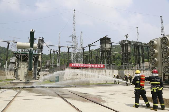 　　毫無疑問，在這個迎來“世界杯”的火熱夏天，同樣干得熱火朝天的還有各地的消防工作。夏季是火災多發(fā)季節(jié)，消防工作的弦在此時繃得更緊了