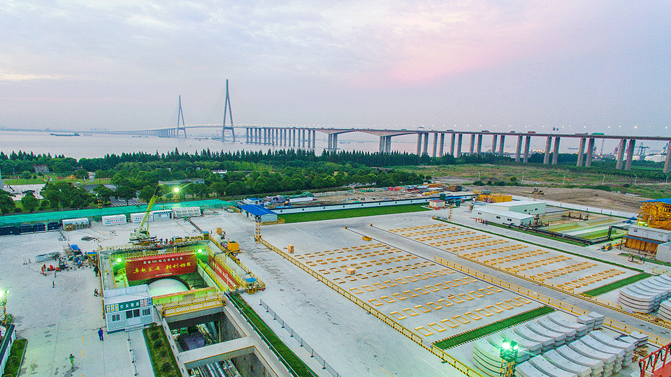 　　2012年2月28日，一場備受關(guān)注的直購電雙邊協(xié)商在江蘇塵埃落定，8家電力用戶與8家發(fā)電企業(yè)簽訂了13.16億千瓦時的直購電合同。這場成交量僅占當(dāng)年江蘇用電總量0.3%的電力交易卻成為已沉寂多年的直購電改革的破冰之舉