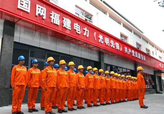 
　　“光明先鋒”黨員服務(wù)隊(duì)集結(jié)。

　　6月26日，又一輪副熱帶高壓來襲，福建三明地區(qū)出現(xiàn)持續(xù)高溫天氣，三明市區(qū)氣溫達(dá)37攝氏度