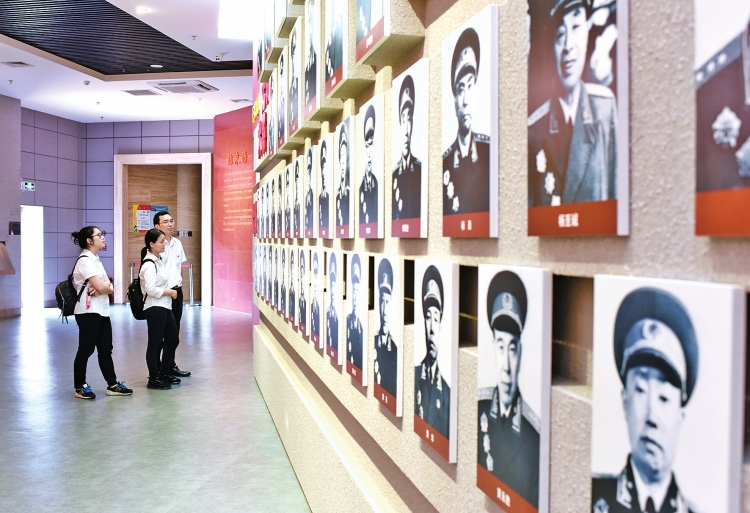 
　　廣西電網(wǎng)公司黨員走進(jìn)愛國(guó)主義教育示范基地，開展“不忘初心牢記使命”主題黨日活動(dòng)。　馬華斌 攝

　　6月28日，南網(wǎng)國(guó)際公司等8家單位聯(lián)合舉辦了2018年“‘七一’黨建+”主題黨日活動(dòng)