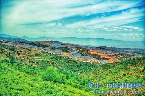                                                                                                                                                                     
	　　婁煩縣產(chǎn)業(yè)扶貧又有大動作，6月29日上午，86.88兆瓦光伏扶貧電站在合閘儀式之后正式并網(wǎng)發(fā)電。該項目包括30兆瓦集中式扶貧電站、51.98兆瓦聯(lián)村扶貧電站、4.9兆瓦村級扶