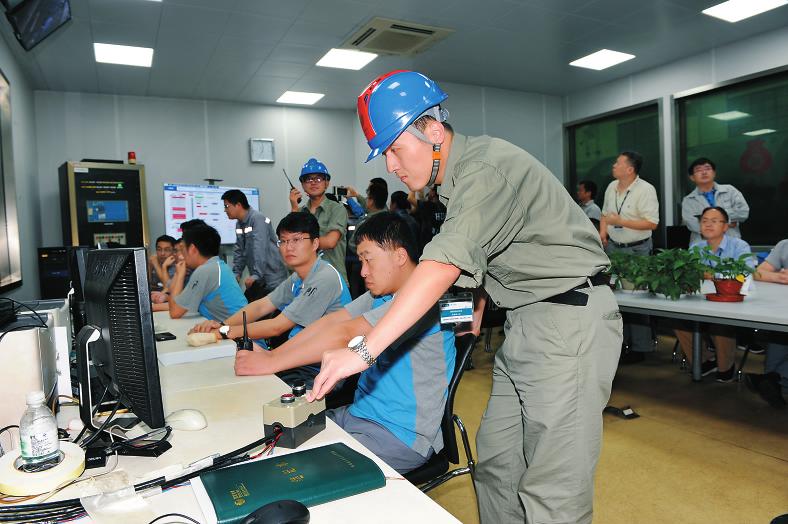 　　敢為人先智勇沖關(guān)再創(chuàng)卓越　　國網(wǎng)湖北電科院支撐直流特高壓大型調(diào)相機工程邁步“世界第一”　　任靖 張劍利 王曉凱 張爽　　國網(wǎng)湖北電科院的技術(shù)人員在開展新一代大型調(diào)相機設(shè)備監(jiān)造工作。蔡萬里 攝　　“鐵軍”精神，鑄成了特高壓工程的鋼筋鐵骨；科研力量，增加了特高壓工程的智慧砝碼；創(chuàng)新作為，成就了特高壓工程的智能氣質(zhì)