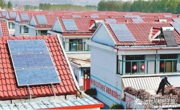  近日，南康區(qū)龍嶺鎮(zhèn)清田村原村委會(huì)主任黃輝明因侵占貧困戶(hù)光伏發(fā)電收益問(wèn)題被查處。


 
經(jīng)查，2015年7月，清田村貧困戶(hù)黃某海申請(qǐng)了光伏發(fā)電項(xiàng)目，因其年齡較大，需一擔(dān)保人擔(dān)保才能辦理貸款，同時(shí)因其居住的是土坯房無(wú)法安裝光伏發(fā)電設(shè)備