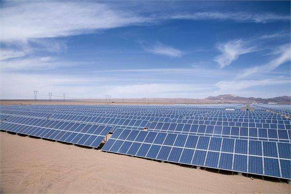 日前，記者從人行六安市中支獲悉，為進一步支持光伏扶貧項目，積極發(fā)揮金融扶貧在脫貧攻堅中的重要作用，今年以來，六安市銀行業(yè)金融機構(gòu)創(chuàng)新金融扶貧模式,不斷提升對光伏扶貧項目的貸款支持力度，截至5月末，全市發(fā)放光伏扶貧項目貸款余額17.2億元，累計受益貧困戶8.7萬戶。財經(jīng)日歷資訊快遞貴金屬模擬交易貴金屬專家直播室金投網(wǎng)貴金屬行情軟件六安市銀行業(yè)金融機構(gòu)為光伏扶貧項目量身定制信貸產(chǎn)品，已推出“陽光貸”等專項產(chǎn)品，推廣“貧困村+貧困戶+信貸+運營公司”等模式