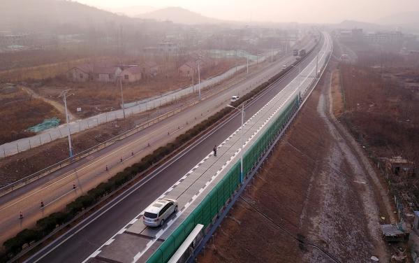                                        
	
	2017年12月28日，全球首條1.1千米的光伏高速公路在濟(jì)南亮相。 視覺(jué)中國(guó) 資料圖

	　　2017年12月28日，全球首條1.1千米的光伏高速公路亮相濟(jì)南，引發(fā)全國(guó)以及世界各大媒體關(guān)注報(bào)道