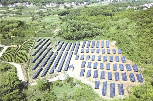                                         
	

	　　石臺(tái)縣丁香鎮(zhèn)光伏發(fā)電集中安裝點(diǎn)位于丁香鎮(zhèn)新中村龍山組，規(guī)劃面積50畝。

	　　2017年，完成2個(gè)村集體庫(kù)山村和山茶村120千瓦，扶貧戶(hù)152戶(hù)456千瓦的建設(shè)和并網(wǎng)發(fā)電