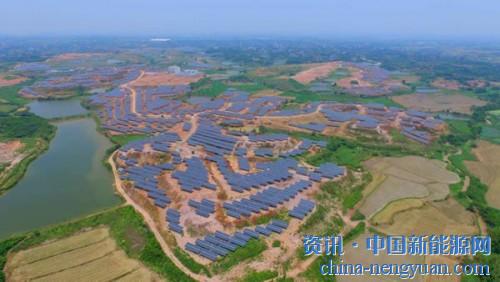                                                                                                                                                                     
	　　“中小企業(yè)破產(chǎn)潮是一定會(huì)出現(xiàn)的”，“如果戶(hù)用政策不調(diào)整，下半年國(guó)內(nèi)可能一臺(tái)逆變器也賣(mài)不出去”，“光伏行業(yè)下游過(guò)熱本