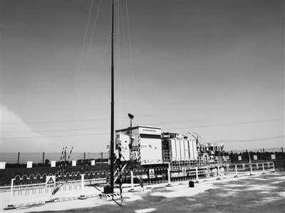                                                                                         　　圖為新機(jī)場(chǎng)首座35千伏移動(dòng)智能變電站。            　　蘇南/攝                        　　6月27日，隨著北京新機(jī)場(chǎng)首座35千伏移動(dòng)式智能變電站201開(kāi)關(guān)柜上紅色指示燈亮起，該變電站10千伏母線帶電，標(biāo)志著新機(jī)場(chǎng)保障電源正式接通，將為新機(jī)場(chǎng)后續(xù)設(shè)備調(diào)試工作的順利開(kāi)展提供了堅(jiān)強(qiáng)的電力保障