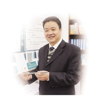                                                             　　6月15日，2018年度國(guó)家電網(wǎng)公司科技進(jìn)步獎(jiǎng)揭曉，山西晉城供電公司宰紅斌的研究成果“輸電線路采空區(qū)地質(zhì)災(zāi)害防治技術(shù)及裝置”摘取唯一工人技術(shù)創(chuàng)新一等獎(jiǎng)。當(dāng)有人追問(wèn)宰紅斌如何看待這些創(chuàng)新成果時(shí)，他說(shuō)：“成果全部屬于公司，我自己無(wú)權(quán)支配