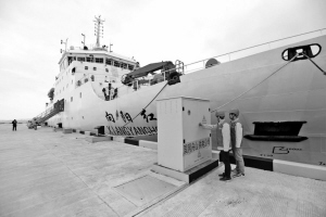 　　位于長(zhǎng)江口南側(cè)、杭州灣外緣的浙江省舟山市，擁有繼上海浦東新區(qū)、天津?yàn)I海新區(qū)和重慶兩江新區(qū)后第四個(gè)國(guó)家級(jí)新區(qū)，素有“東海明珠”“祖國(guó)漁都”“千島之城”的美譽(yù)。依據(jù)城市定位和國(guó)家電網(wǎng)公司的能源發(fā)展戰(zhàn)略，浙江舟山供電公司深入推廣電能替代，促使機(jī)場(chǎng)廊橋岸電、電鍋爐、港口岸電、電動(dòng)汽車、綠色廚房等全面落地，有力推動(dòng)了當(dāng)?shù)丨h(huán)境優(yōu)化和經(jīng)濟(jì)快速發(fā)展